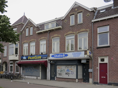 906445 Gezicht op de voorgevels van de panden Vleutenseweg 99 (rechts)-103 te Utrecht; de Shabab-Coffeeshop en De ...